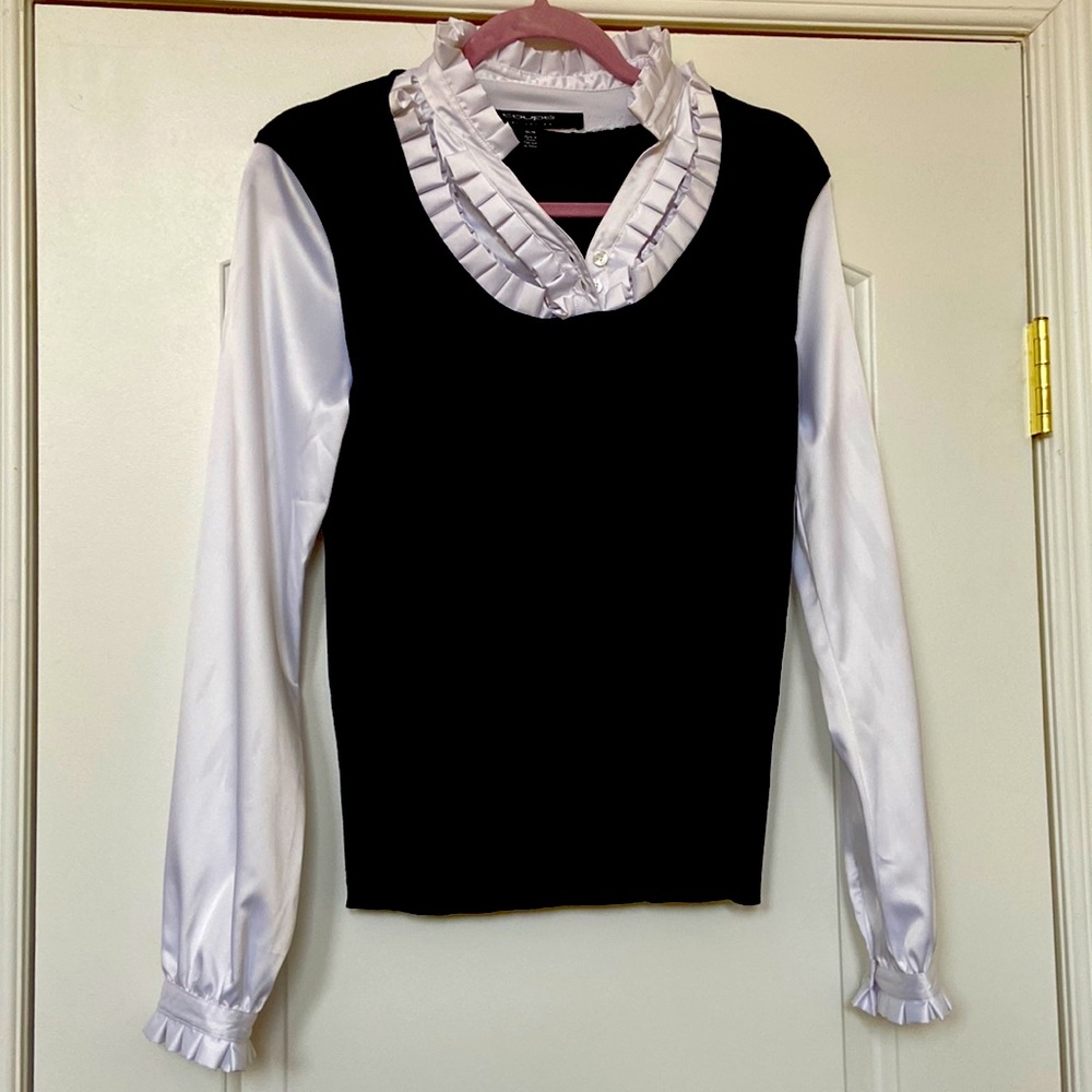 Beautiful black and white top in size M